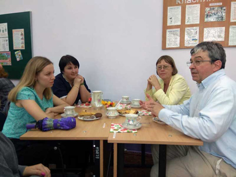 Свежие новости: Южноукраїнські вчителі зустрілися з волонтером-іноземцем
