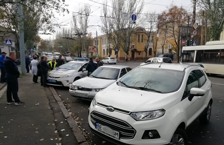 Свежие новости: В центре Николаева тройное ДТП: столкнулись две легковушки и маршрутка