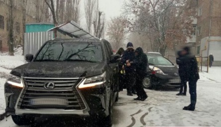 Свежие новости: В центре Николаева электромобиль «Ниссан» врезался в дорогущий «Лексус»