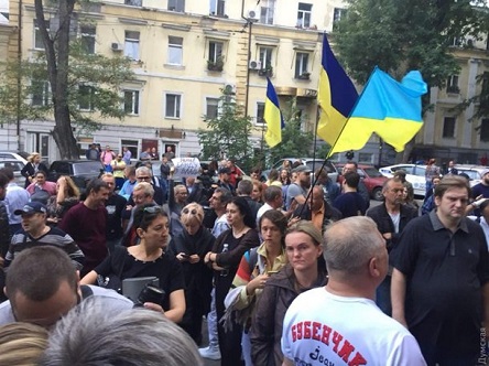 Свежие новости: ВИДЕО: В Одессе второй день пикетируют управление полиции