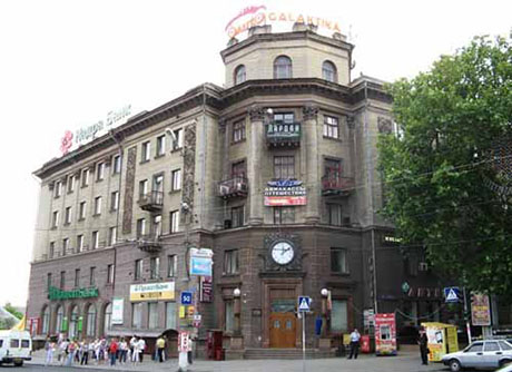 Свежие новости: «Благо, что не на голову», - в центре Николаева кусок бетонного фасада упал на женщину