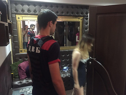 Свежие новости: В Киеве задержали группу сутенеров, пытавшихся подкупить полицейского для «крышевания бизнеса»