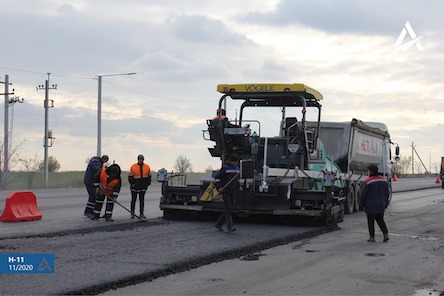 Свежие новости: На николаевской трассе Н-11 выравнивают верхний слой дорожного покрытия