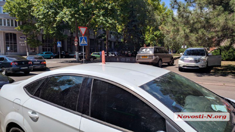 Свежие новости: В Николаеве депутату облсовета приклеили на крышу автомобиля фаллоимитатор