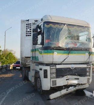 Фото новости: На трассе под Николаевом столкнулись микроавтобус «Мерседес» и седельный тягач «Рено» Свежие новости: На трассе под Николаевом столкнулись микроавтобус «Мерседес» и седельный тягач «Рено»