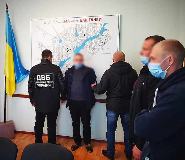 Фото новости: Жителя Николаевщины оштрафовали на ₴17 тысяч за подкуп начальника Баштанского районного отдела полиции Свежие новости: Жителя Николаевщины оштрафовали на ₴17 тысяч за подкуп начальника Баштанского районного отдела полиции