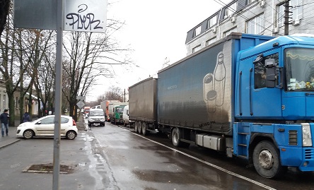 Свежие новости: В Николаеве на Варваровском мосту столкнулись мусоровоз и автобус – пострадали пять человек