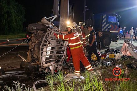 Свежие новости: В Днепре машина перевернулась и влетела в столб