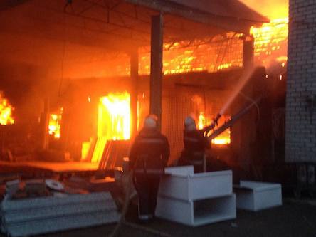 Свежие новости: В Николаеве горят склады - площадь пожара более 200 квадратных метров