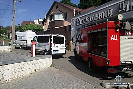 Фото новости: В Киеве из гранатомета обстреляли бюро ритуальных услуг Свежие новости: В Киеве из гранатомета обстреляли бюро ритуальных услуг