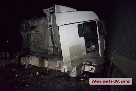 Свежие новости: На мосту под Николаевом столкнулись две фуры — погиб водитель
