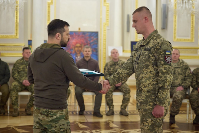 Свежие новости: Президент Зеленський нагородив офіцера, який весною допоміг зупинити російський наступ на Миколаївщині