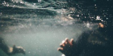 Свежие новости: Ребенок спасся в море, держась за труп своего отца