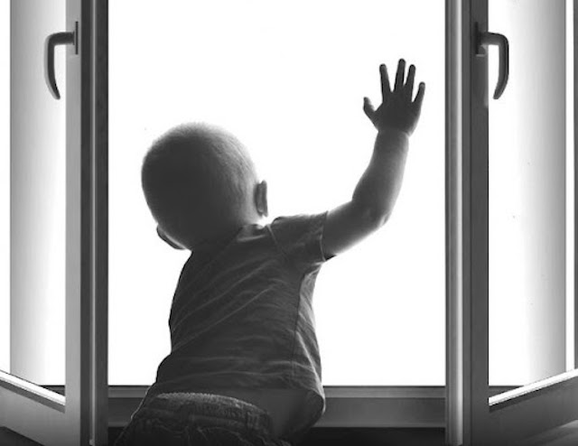 Фото новости: Во Львове из окна 8 этажа выпал 2-летний ребенок Свежие новости: Во Львове из окна 8 этажа выпал 2-летний ребенок