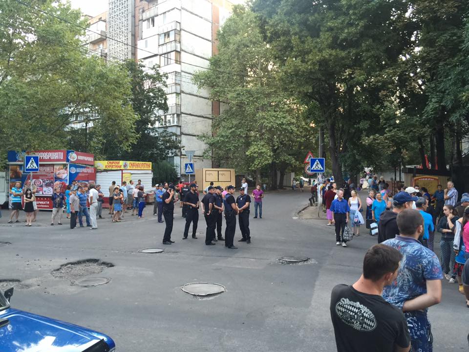 Свежие новости: Николаевские продавцы перекрыли улицу