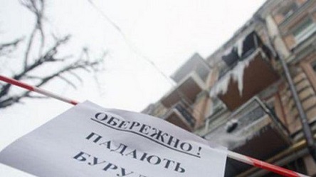 Свежие новости: Киевлянку едва не убило большой сосулькой