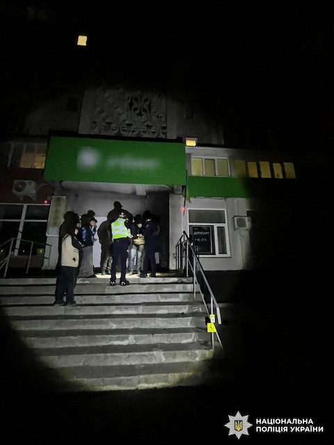 Свежие новости: У Миколаєві поліцейські затримали молодика, підозрюваного у підпалі приміщення відділення банку