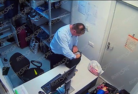 Свежие новости: ВИДЕО: Скрытые камеры в аэропорту «Борисполь» показали, как его работники копаются в чужих вещах