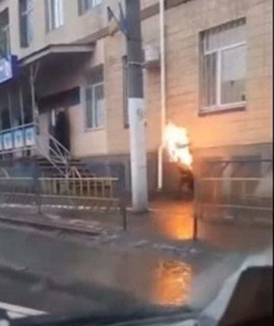 Фото новости: В Одесской области мужчина поджег себя возле админздания полиции Свежие новости: В Одесской области мужчина поджег себя возле админздания полиции