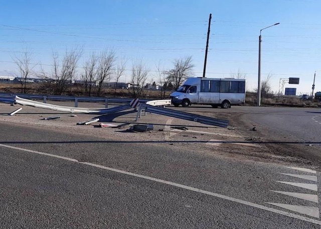 Фото новости: На трассе «Днепр–Николаев» неизвестный на автомобиле въехал в ограждение Свежие новости: На трассе «Днепр–Николаев» неизвестный на автомобиле въехал в ограждение