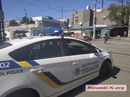 Свежие новости: В Николаеве неизвестные разбили стекло в автомобиле патрульной полиции