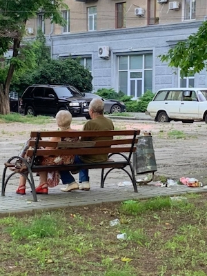 Свежие новости: В Николаеве сквер «утонул» в мусоре