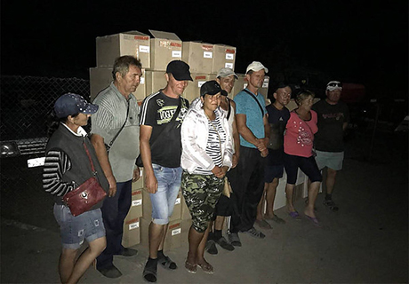 Свежие новости: На Луганщине задержали контрабандистов, которые несли в «ЛНР» 48 ящиков товаров пищевой промышленности