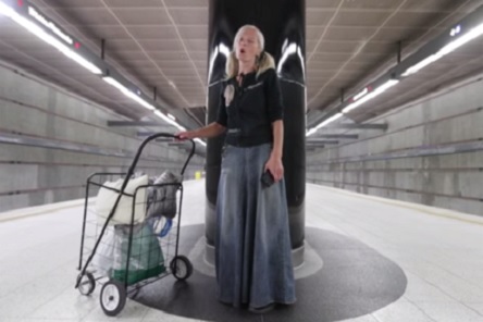 Свежие новости: Бездомная россиянка спела в американском метро и собрала десятки тысяч долларов