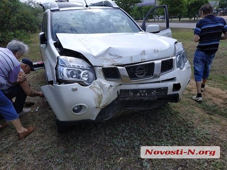 Свежие новости: В Николаеве «Ниссан» слетел с дороги и врезался в дерево — водитель потерял сознание за рулем