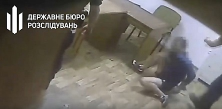 Свежие новости: На Одесском железнодорожном вокзале патрульные полицейские жестоко избивали задержанных людей