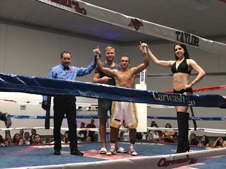 Фото новости: Николаевский боксер Славинский, одержал очередную победу, отправив в нокдаун мексиканца Джуаре Свежие новости: Николаевский боксер Славинский, одержал очередную победу, отправив в нокдаун мексиканца Джуаре