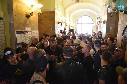 Фото новости: Активисты ворвались во Львовский горсовет Свежие новости: Активисты ворвались во Львовский горсовет