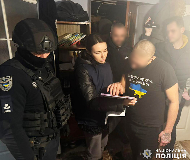 Фото новости: Від імені керівника ОВА вимагали грошову допомогу для військових - миколаївські поліцейські викрили шахрайську схему Свежие новости: Від імені керівника ОВА вимагали грошову допомогу для військових - миколаївські поліцейські викрили шахрайську схему