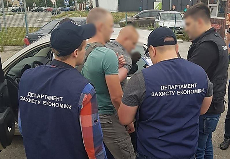 Фото новости: На Киевщине задержали депутата сельсовета, который вымогал взятку в миллион гривен Свежие новости: На Киевщине задержали депутата сельсовета, который вымогал взятку в миллион гривен