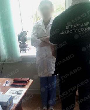Фото новости: Двое врачей, организовавших схему получения взяток, задержаны в Николаеве Свежие новости: Двое врачей, организовавших схему получения взяток, задержаны в Николаеве