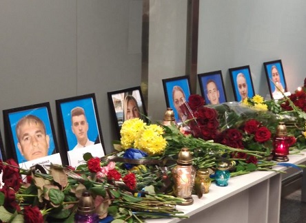 Свежие новости: В аэропорту Борисполь работники авиалиний приносят цветы в память о погибших коллегах