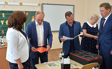 Свежие новости: Путин снова приехал в аннексированный Крым – открыть школу и возложить цветы с «Ночными волками»