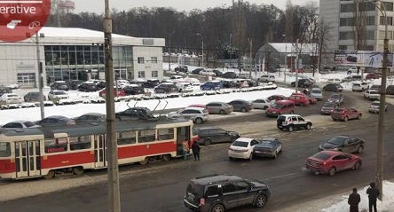 Свежие новости: На Лукьяновке из-за ДТП стоят трамваи