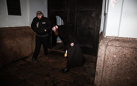 Свежие новости: ВИДЕО: В Киеве священники Лавры напали на журналиста