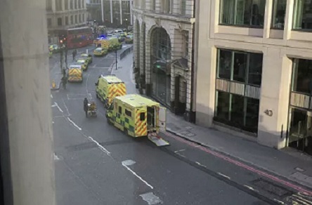 Свежие новости: ВИДЕО: Полиция в центре Лондона застрелила мужчину, который напал на прохожих с ножом