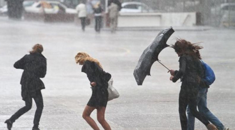 Свежие новости: Циклон несет в Украину дожди и штормовой ветер – синоптик