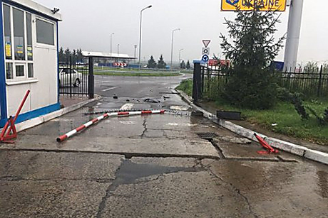 Свежие новости: Пришлось стрелять по колесам: пограничники остановили автомобиль, прорвавшийся из Польши в Украину