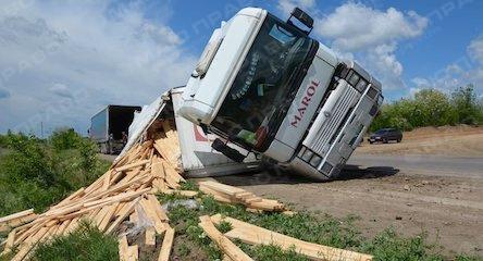 Свежие новости: На трассе под Новой Одессой перевернулась фура