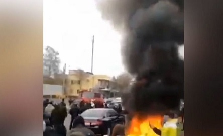 Свежие новости: ВІДЕО: Жителі Каховки під райвідділком поліції влаштували протест через вбивство 26-річного земляка