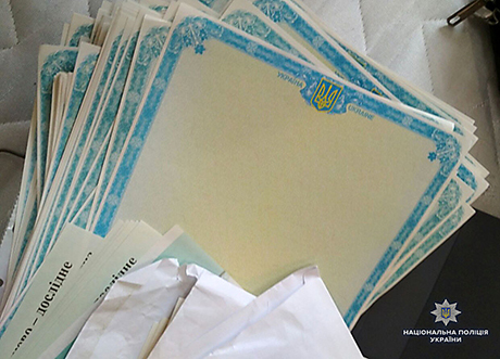 Свежие новости: Нацполиция задержала группировку, занимавшуюся подделкой госдокументов
