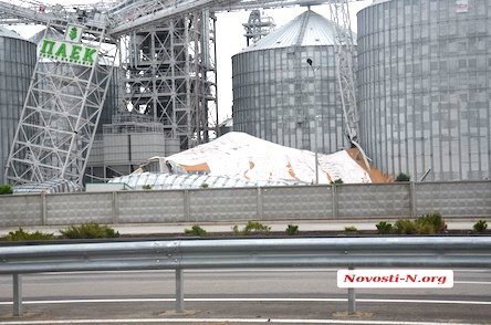 Свежие новости: Тысячи тонн зерна на Константиновском элеваторе пытаются спасти при помощи пленки