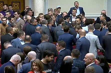 Свежие новости: ВИДЕО: В Раде произошла первая потасовка между депутатами