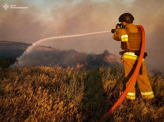 Свежие новости: Росіяни повторно вдарили по рятувальникам, які гасили пожежу після обстрілу в Миколаївській області