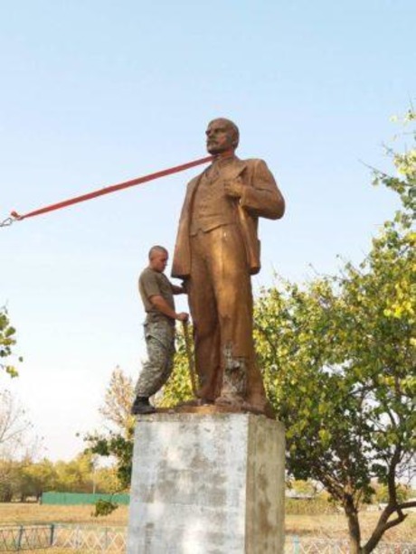 Свежие новости: На Николаевщине  добровольцы снесли сразу три памятника Ленину