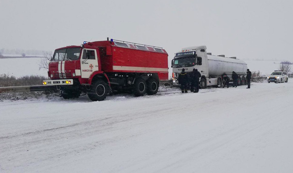 Свежие новости: В Николаевской области из-за непогоды спасатели оказывали помощь водителям